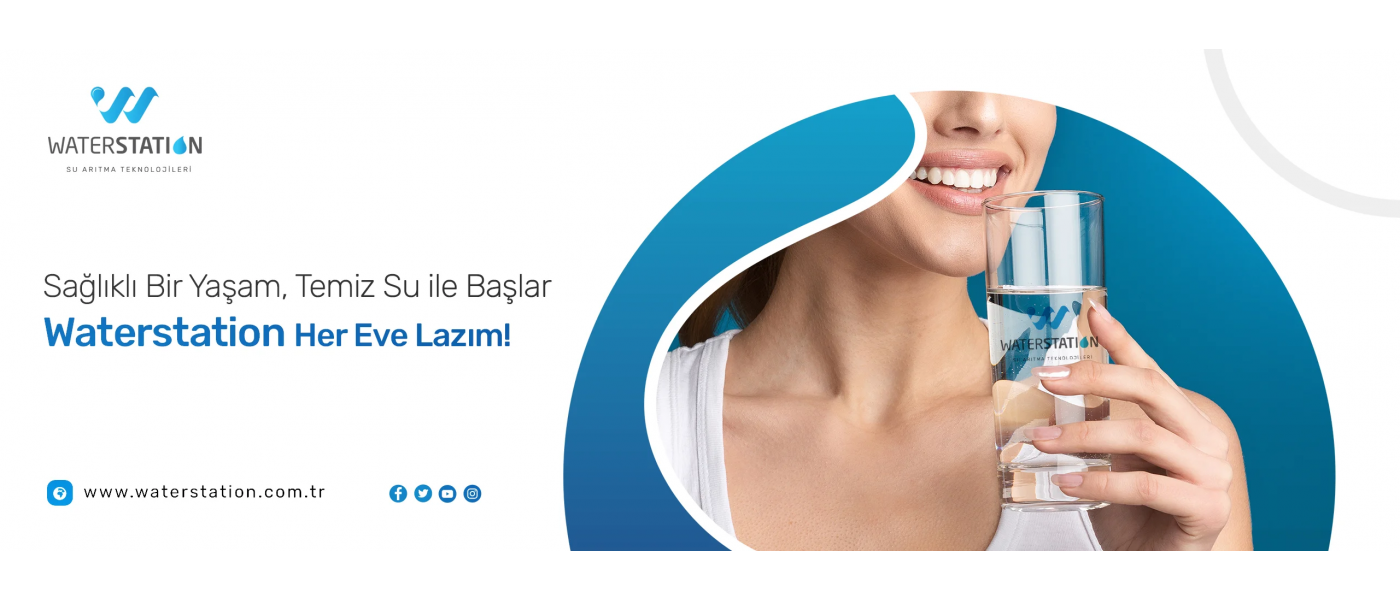 WaterStation kampanyasında bir bardak su tutan kadın